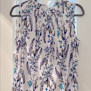 White Floral Sleeveless Blouse. Size PM (petite medium). Very pretty! 🌸